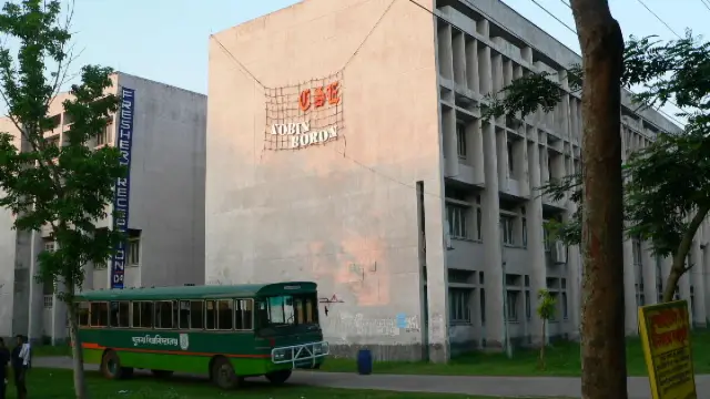 খুলনা বিশ্ববিদ্যালয়ের নারী হলে গোপনে ভিডিও ধারণের অভিযোগ, প্রশাসনিক ভবনে তালা