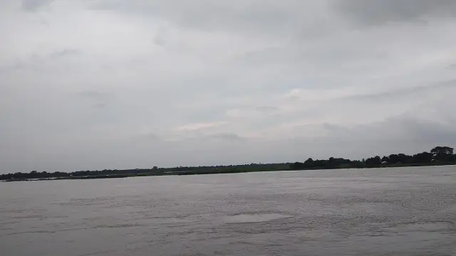 নদীতে ঝাঁপ দিয়ে আত্মহত্যার চেষ্টা, নারীকে সাঁতরে উদ্ধার করলেন পুলিশ সদস্য