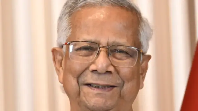 নিউইয়র্ক বিমানবন্দরে তোপের মুখে ড. ইউনূস