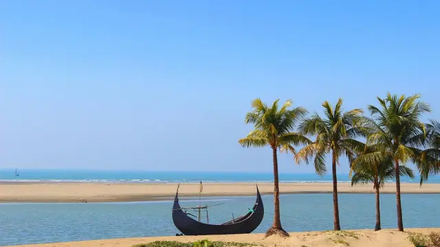 উখিয়ায় মাটি খুঁড়তেই আগুন, ১৫ কিলোমিটার এলাকায় বিদ্যুৎ বন্ধ