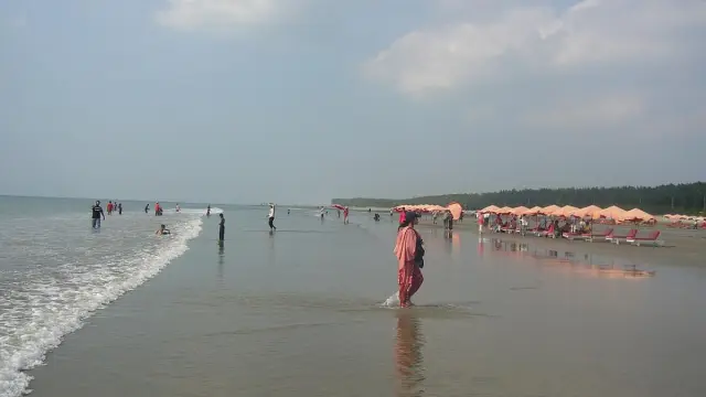 পূজার ছুটিতে কুয়াকাটা সৈকতজুড়ে উৎসবের আমেজ