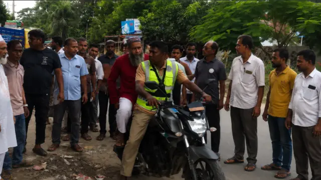 প্রধানমন্ত্রীর নির্দেশে বাসায় পৌঁছে দেওয়া হলো কুষ্টিয়ার সেই শিক্ষককে