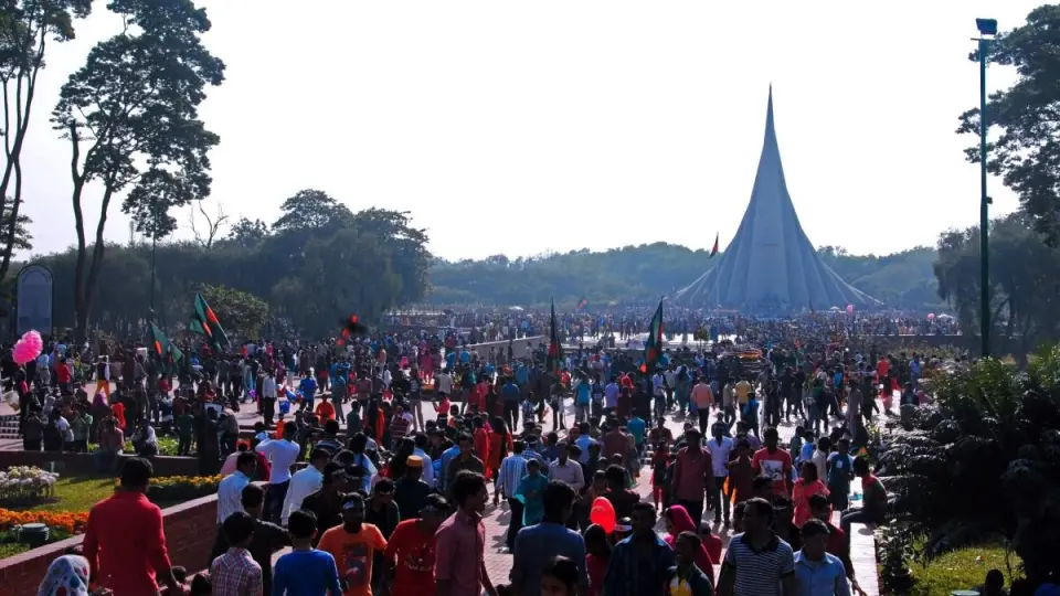 মহান বিজয় দিবসে জাতীয় স্মৃতিসৌধে সাধারণ মানুষের ঢল