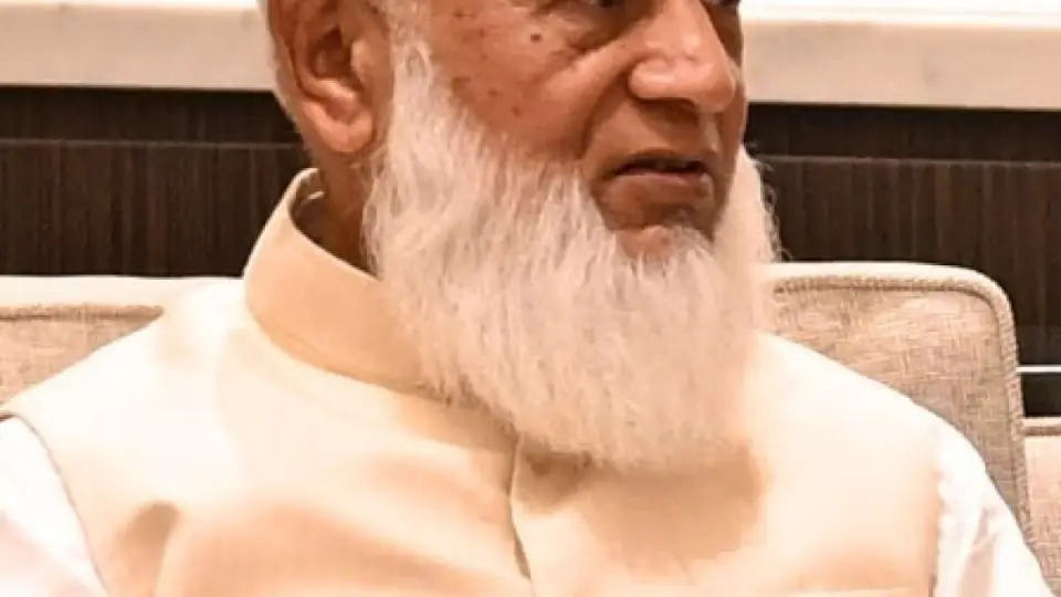 ফজরের নামাজের পরই সড়ক পরিষ্কারে নামলেন বিরোধীদলীয় নেতা
