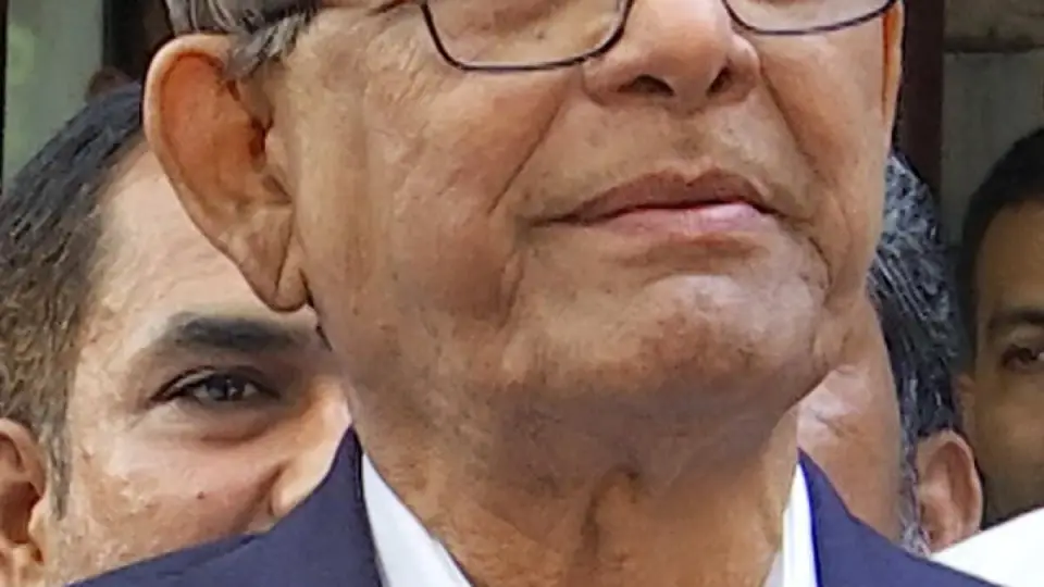 নিজ জেলায় ভোট দিলেন মির্জা ফখরুল
