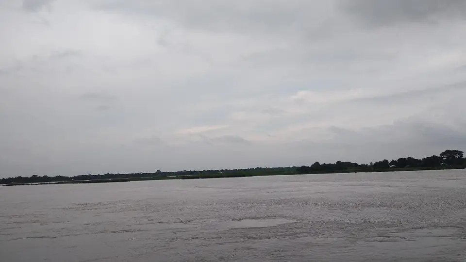 নদীতে ঝাঁপ দিয়ে আত্মহত্যার চেষ্টা, নারীকে সাঁতরে উদ্ধার করলেন পুলিশ সদস্য