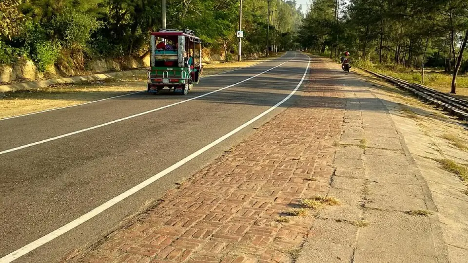 কক্সবাজার মেরিন ড্রাইভে দুই দফা পাহাড় ধস, পর্যটকসহ আহত ৫