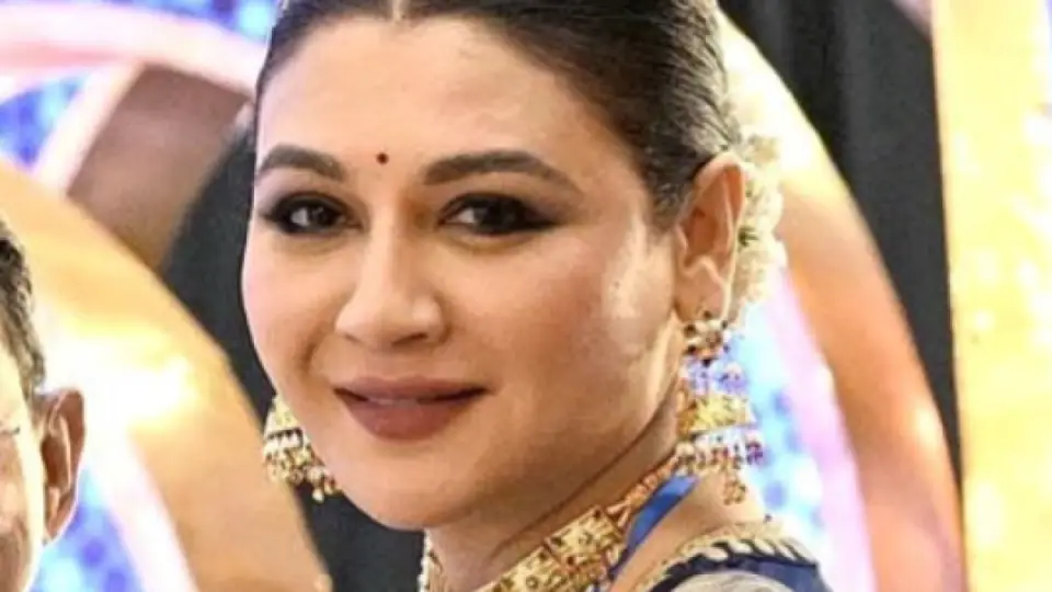 ‘আইকন’ শব্দটির সার্থক বাংলা প্রতিশব্দ উত্তম কুমার: জয়া