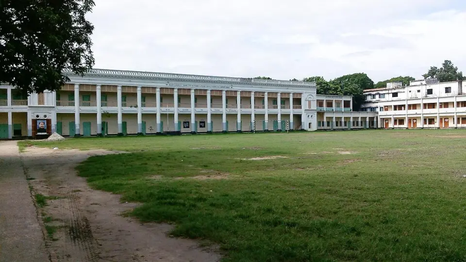 সাভারে শিক্ষার্থীকে ধর্ষণের অভিযোগে মাদ্রাসা ও শিক্ষকের বাড়িতে ভাঙচুর